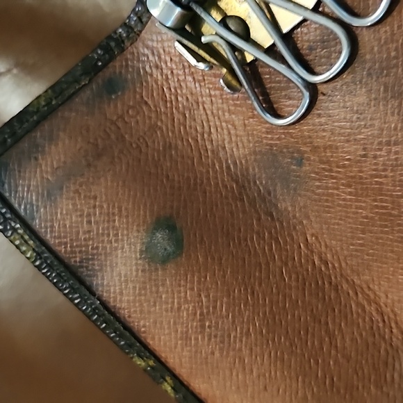 SOLD - Vintage Louis Vuitton 4 Keys Holder - Picture 7 of 10